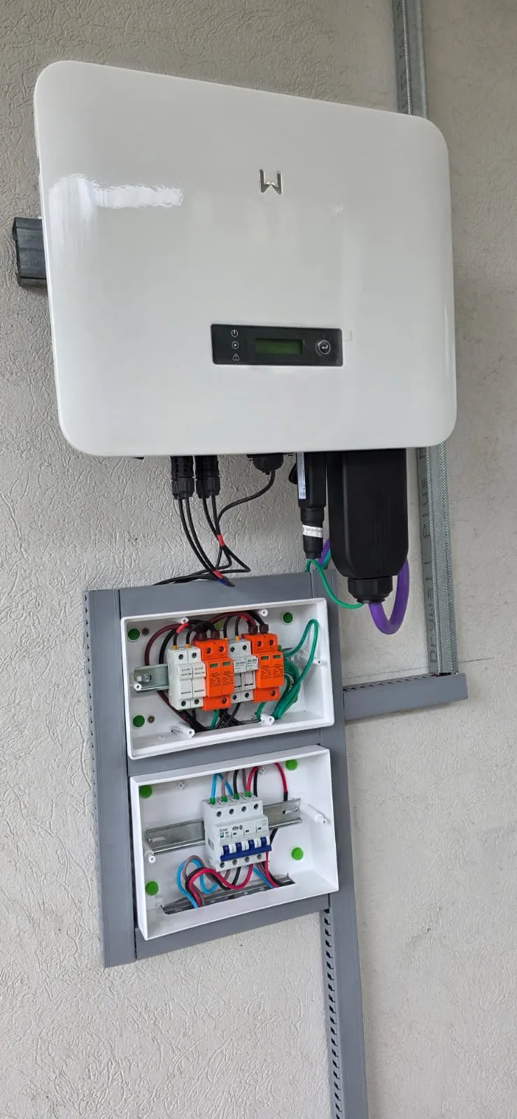 Inversor hibrido instalado con protecciones DC y AC para sistema solar hibrido