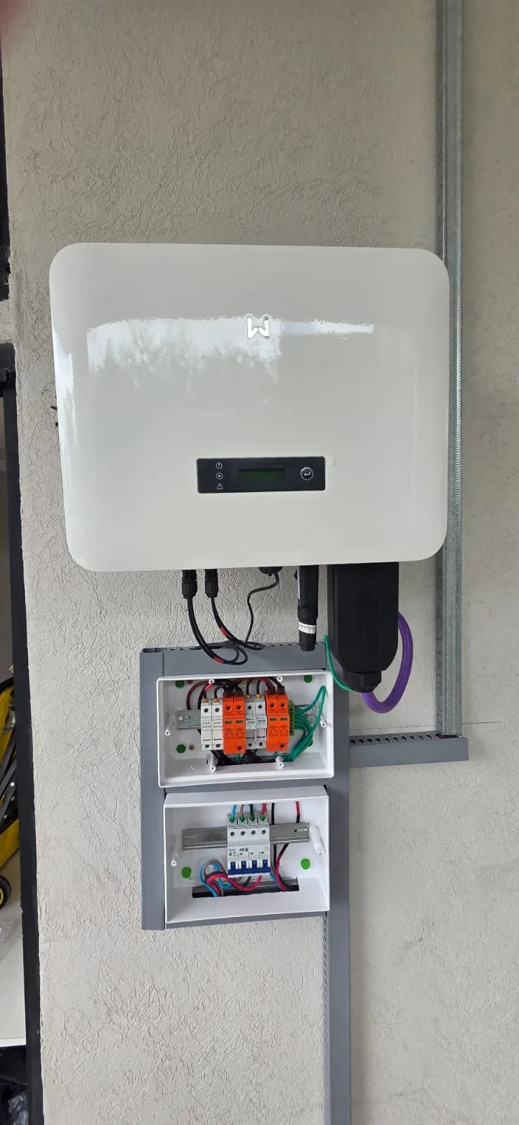 Inversor solar Growatt instalado con protecciones DC y AC - parte del sistema On Grid