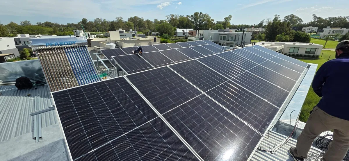 Vista aérea de instalación de paneles solares en techo de vivienda en Zona Sur de Buenos Aires
