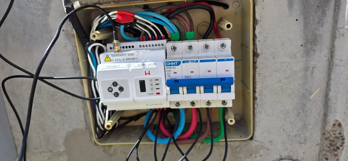 Tablero eléctrico con protecciones solares instalado por HELIORA Energía Solar